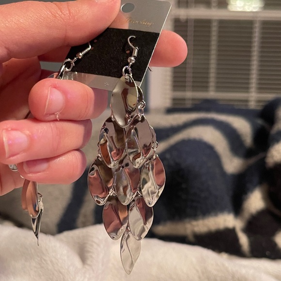 ⭐️3/$25⭐️ NWT Silver Chandelier Earrings - Picture 4 of 4